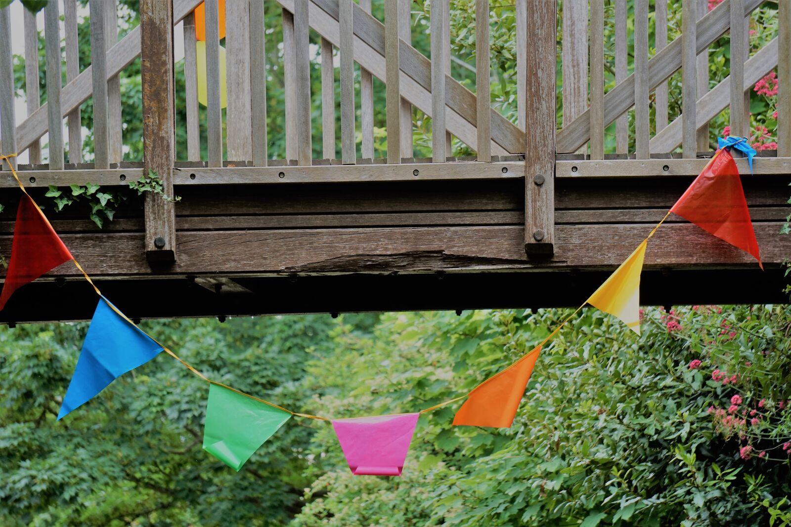 Sony a6000 sample photo. Couleurs, drapeaux, fanions, pont photography