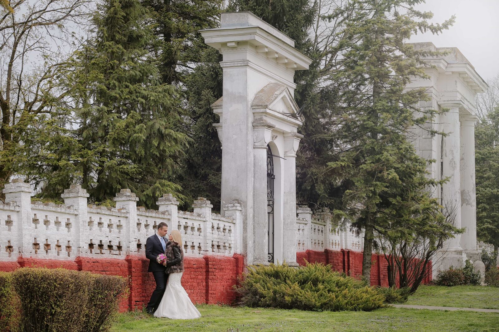 Canon EOS 5D Mark III sample photo. Bride, castle, fence, historic photography