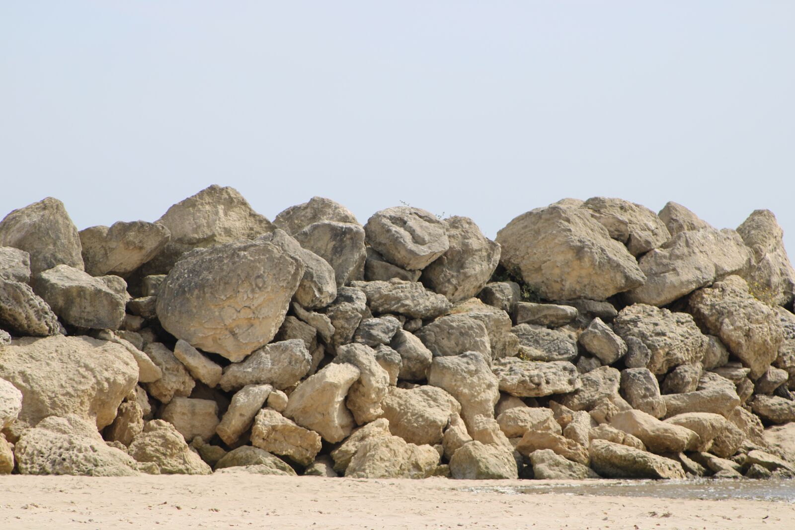 Canon EOS 2000D (EOS Rebel T7 / EOS Kiss X90 / EOS 1500D) sample photo. Beach, rock, sand photography