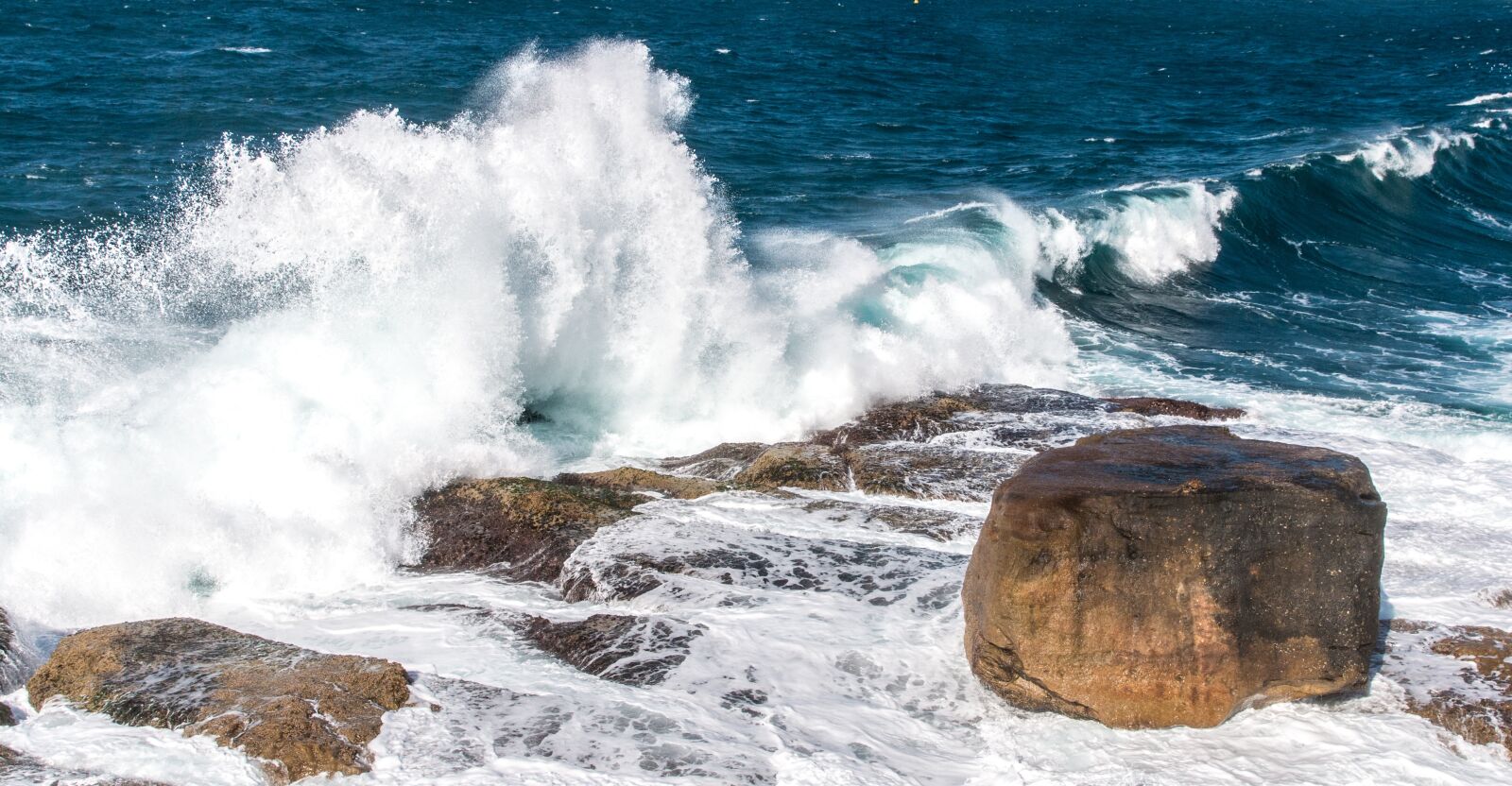 Canon EOS 70D + Canon EF 24-70mm F2.8L II USM sample photo. Waves, rocks, water photography