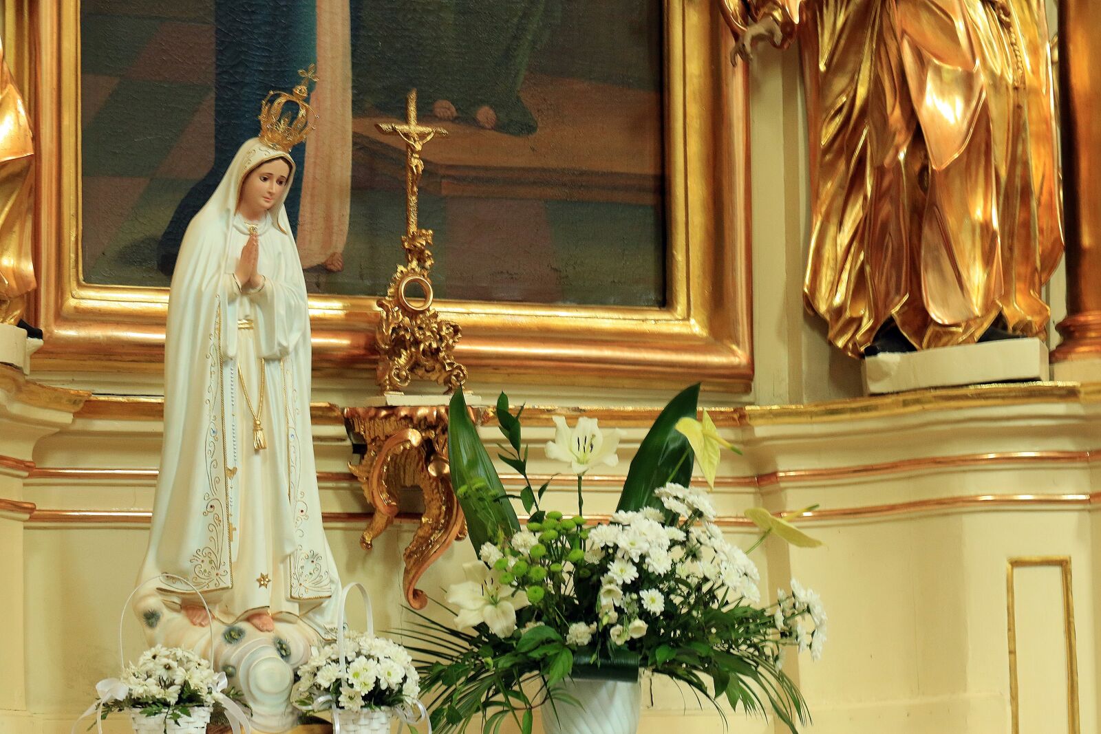 Canon EOS 7D Mark II sample photo. Mary, church, the altar photography