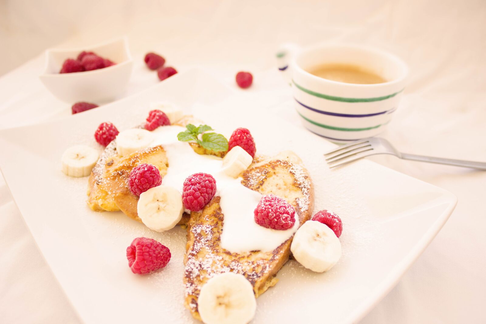Canon EOS 600D (Rebel EOS T3i / EOS Kiss X5) sample photo. Toast, berries, breakfast photography