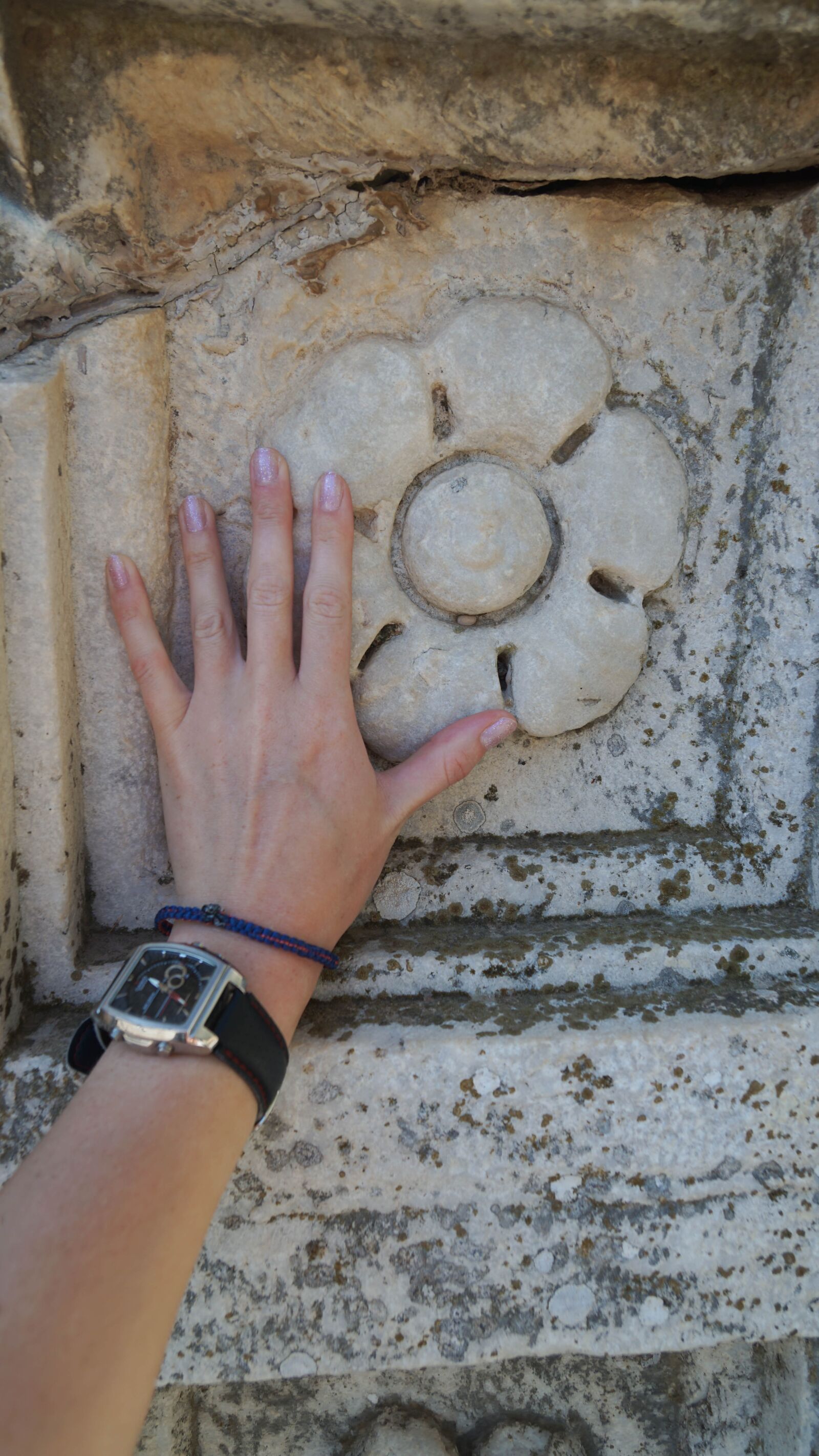 Sony a6000 + Sony Vario-Tessar T* E 16-70mm F4 ZA OSS sample photo. Hand, clock, stone photography