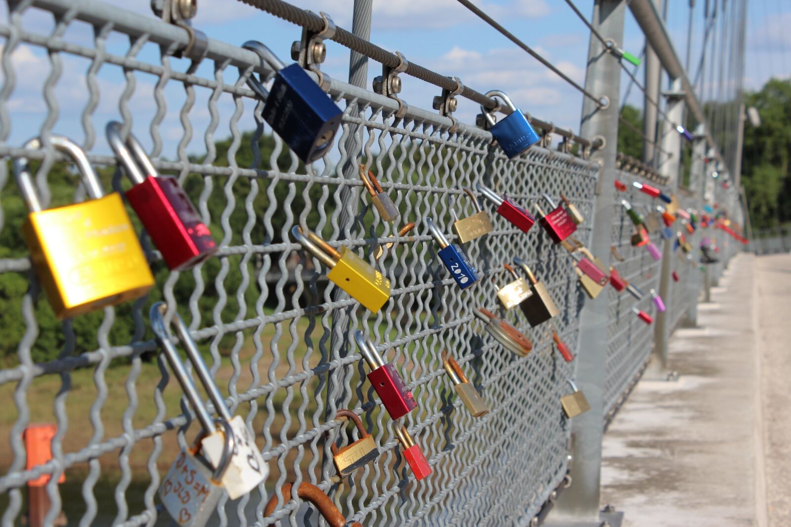 Canon EOS 600D (Rebel EOS T3i / EOS Kiss X5) sample photo. Love castle, bridge, love photography