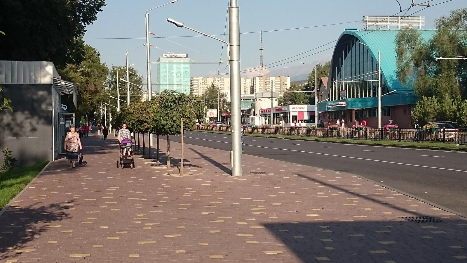 Sony Xperia Z1 Compact sample photo. City, street, people photography