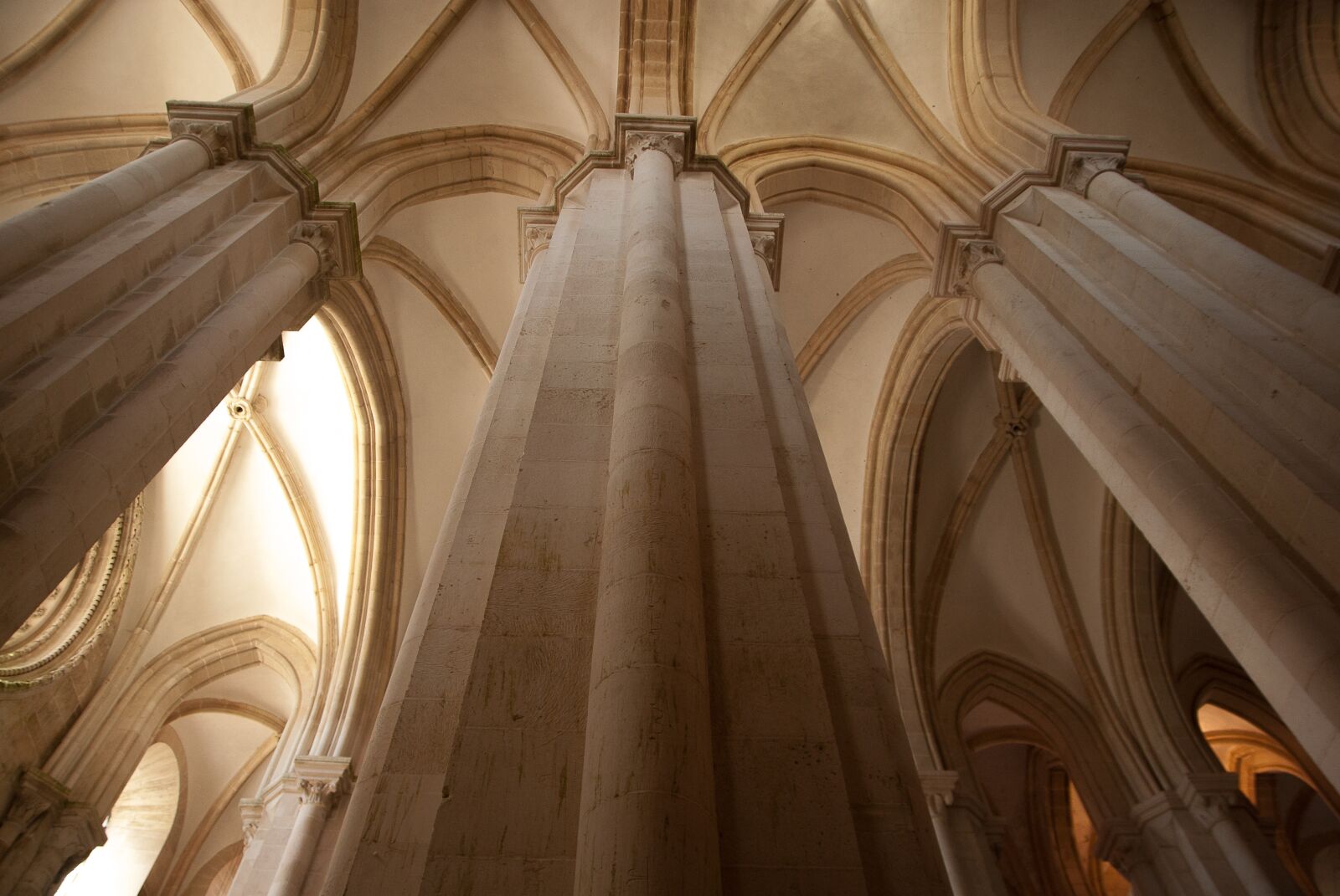 Pentax K10D sample photo. Portugal, cathedral, pillars photography