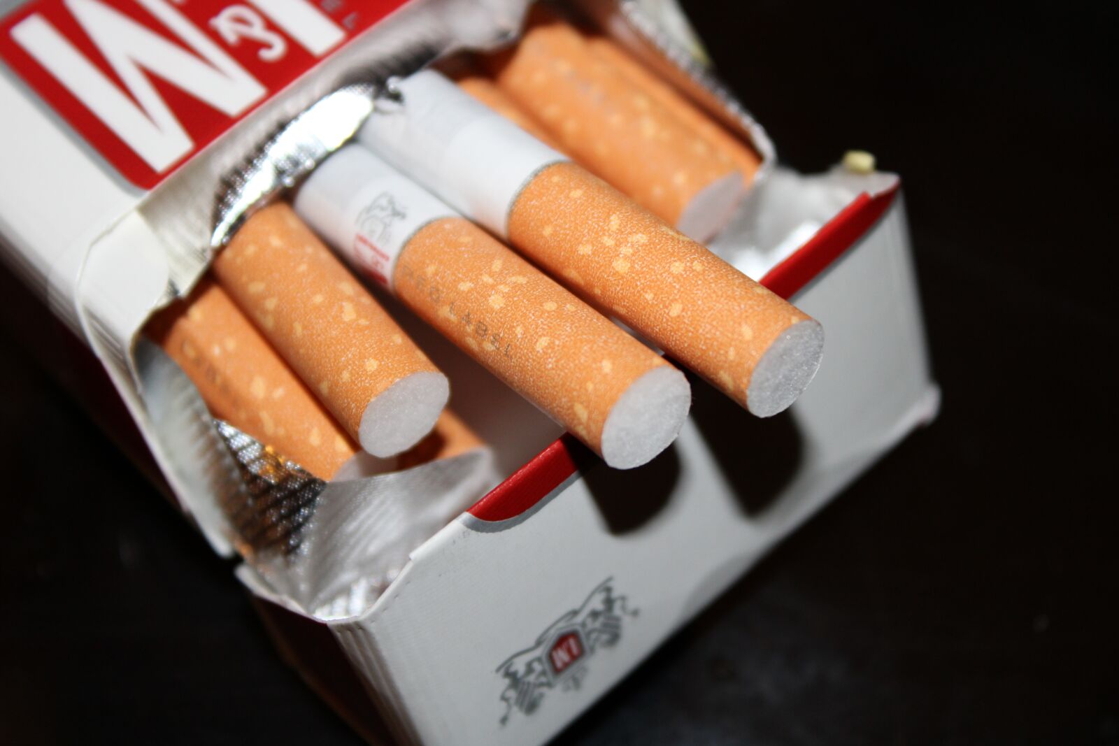 Canon EOS 2000D (EOS Rebel T7 / EOS Kiss X90 / EOS 1500D) sample photo. Cigarettes, smoking, nicotine photography