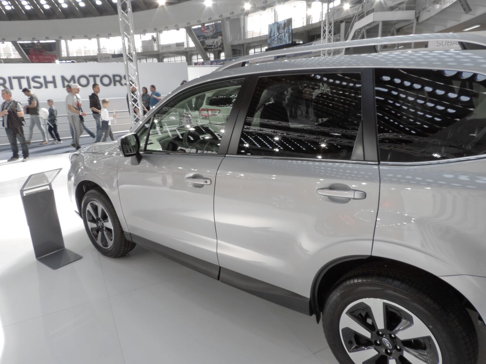Nikon Coolpix P520 sample photo. Car, grey, people, show photography