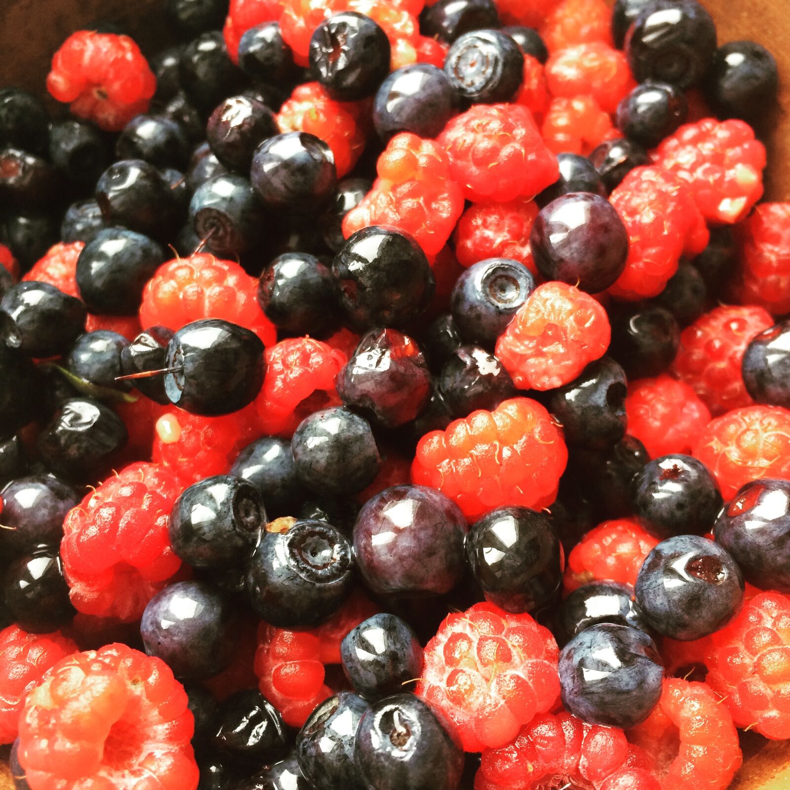 iPhone 5s back camera 4.15mm f/2.2 sample photo. Berry, raspberry, blueberry photography