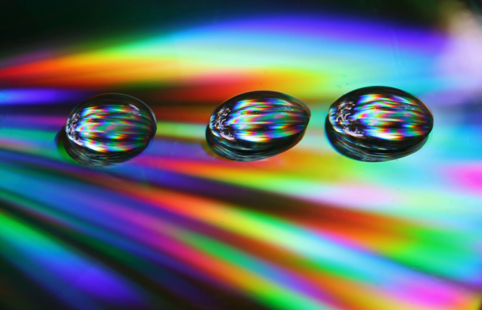 Canon EOS 400D (EOS Digital Rebel XTi / EOS Kiss Digital X) sample photo. Drops, cd, abstract photography