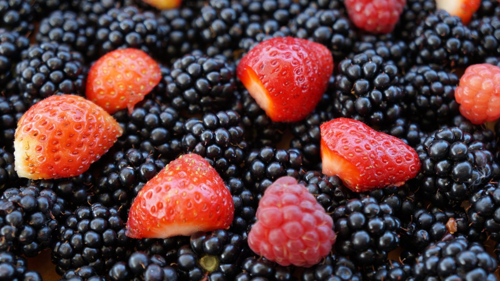 Sony Alpha a3000 + Sony E 18-55mm F3.5-5.6 OSS sample photo. Strawberries, blackberries, fruits photography