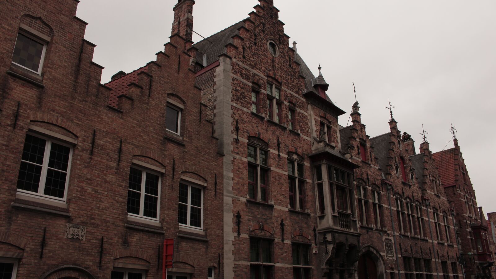 Canon EOS 100D (EOS Rebel SL1 / EOS Kiss X7) sample photo. Bruges, house, street photography