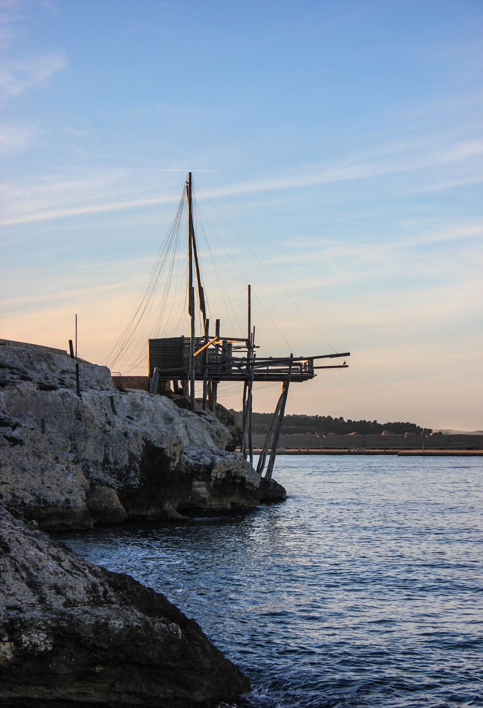 Canon EOS 550D (EOS Rebel T2i / EOS Kiss X4) sample photo. Rocks, sea, trebuchet photography