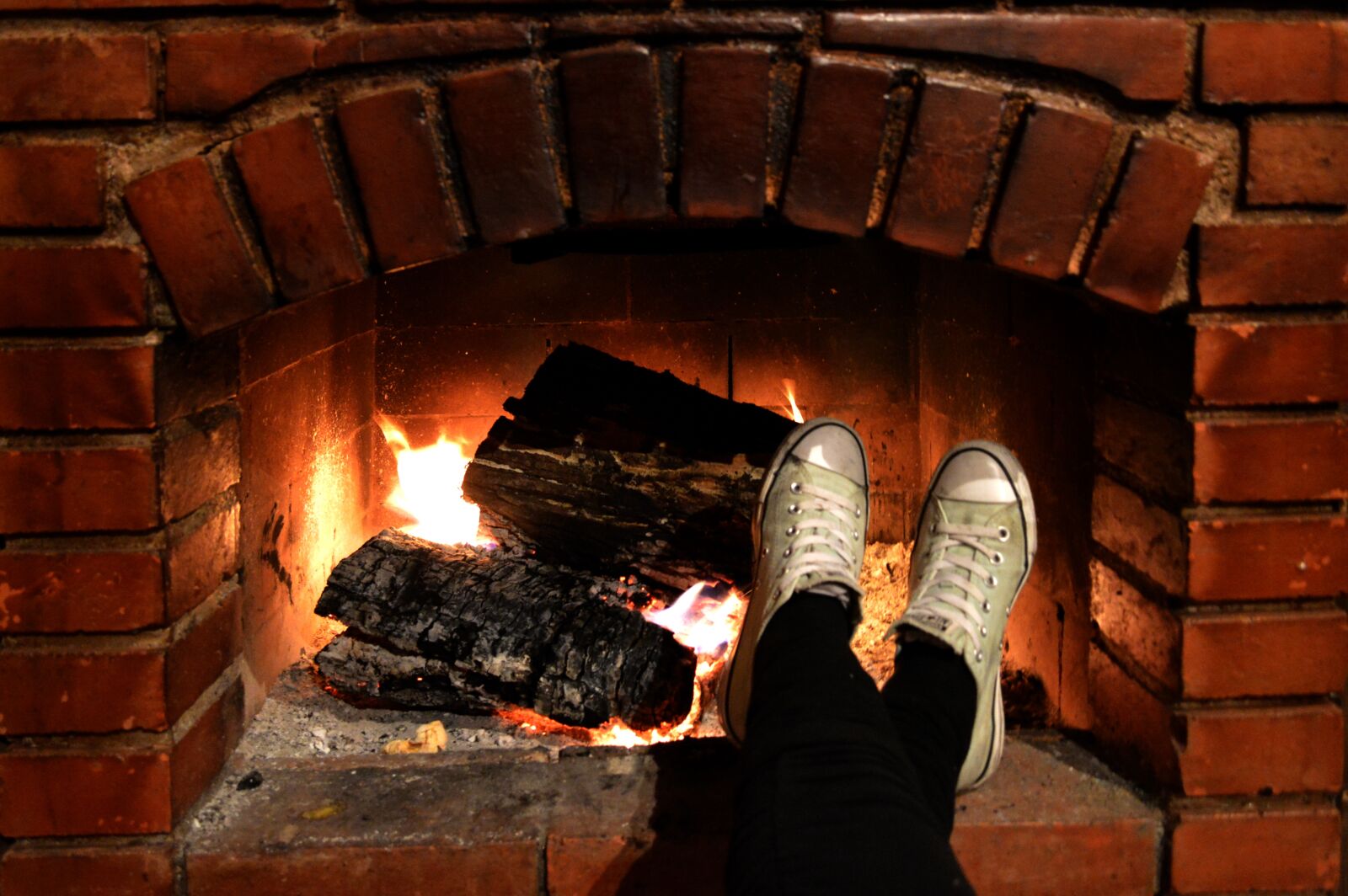 Nikon D3200 sample photo. Fireplace, chill, feet photography