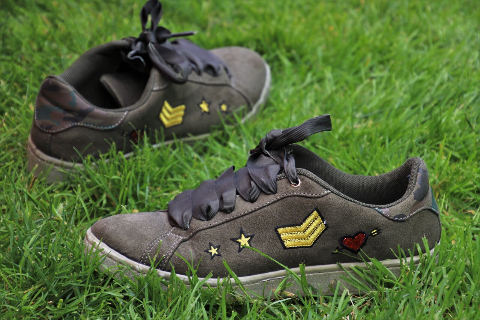Canon EOS 80D sample photo. Old shoes, footwear, already photography