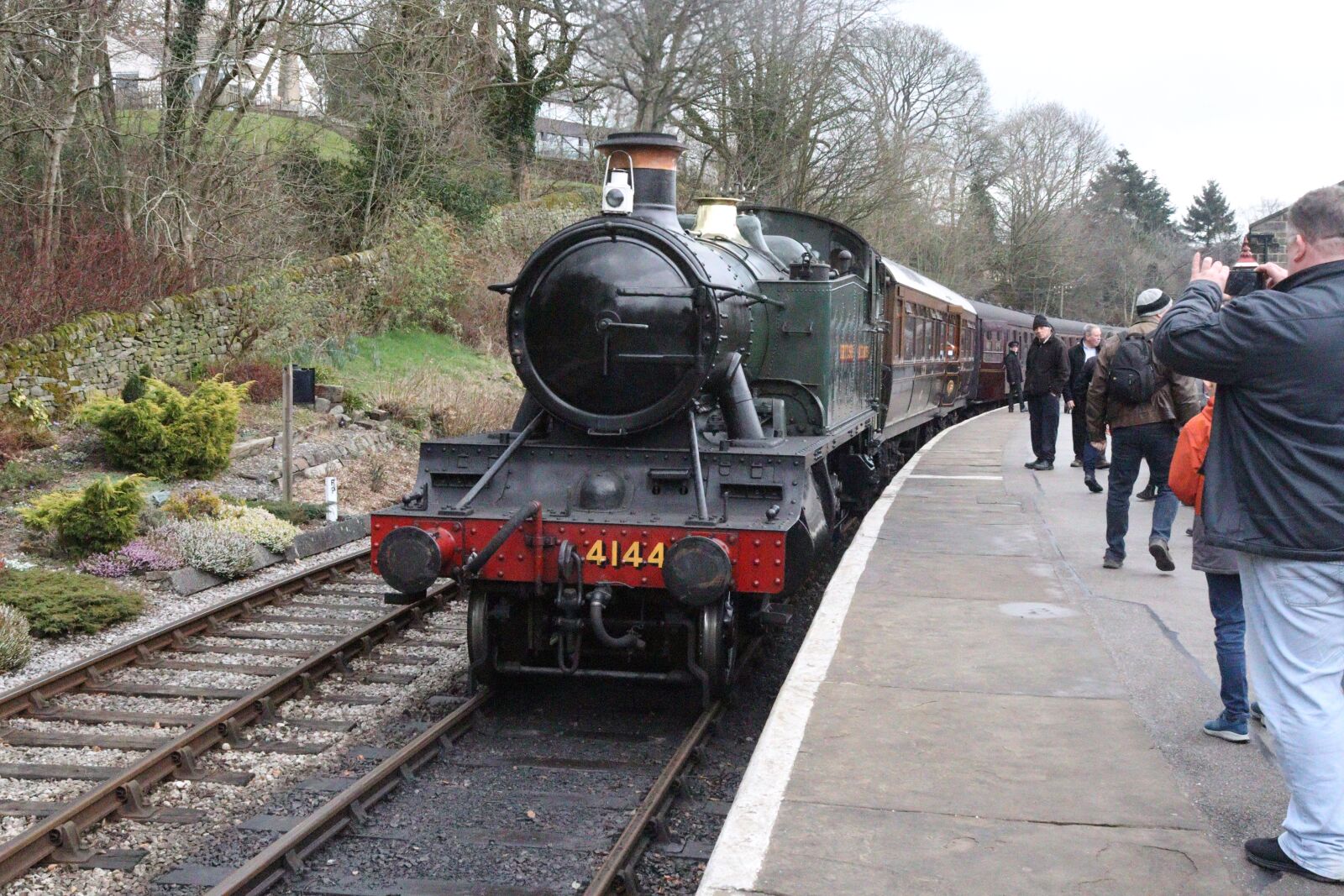 Canon EOS 250D (EOS Rebel SL3 / EOS Kiss X10 / EOS 200D II) sample photo. Worthvalley, train, spring photography
