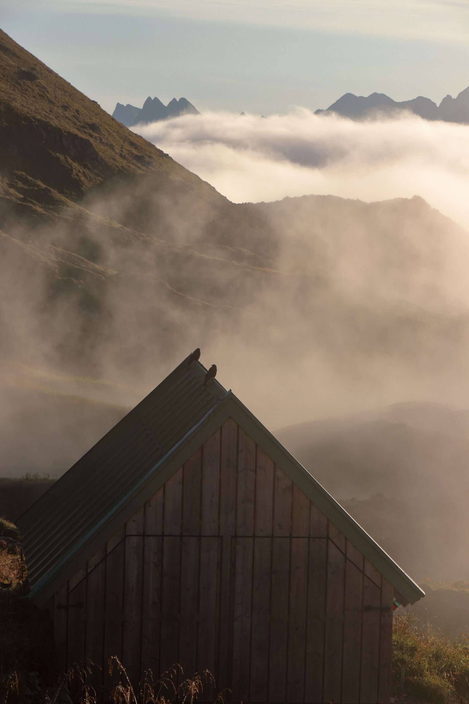 Canon EF-S 18-135mm F3.5-5.6 IS USM sample photo. Fog, mountains, hut photography