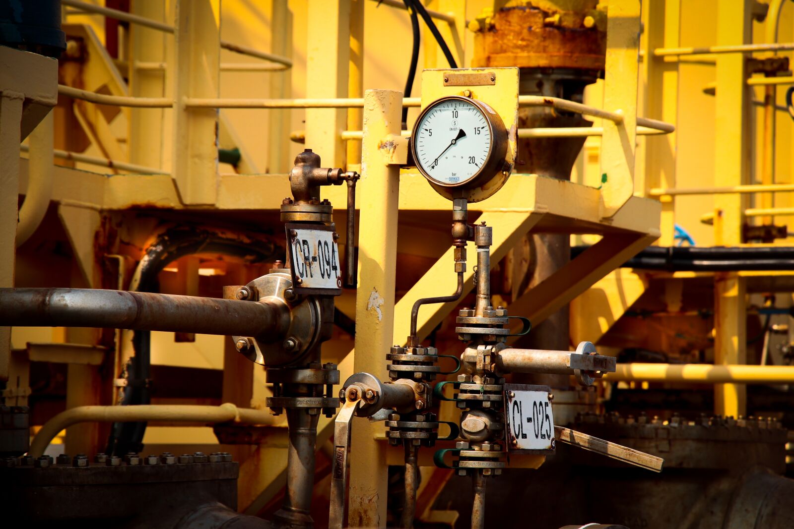 Canon EF-S 18-135mm F3.5-5.6 IS USM sample photo. Manifold, pressure gauge, valves photography