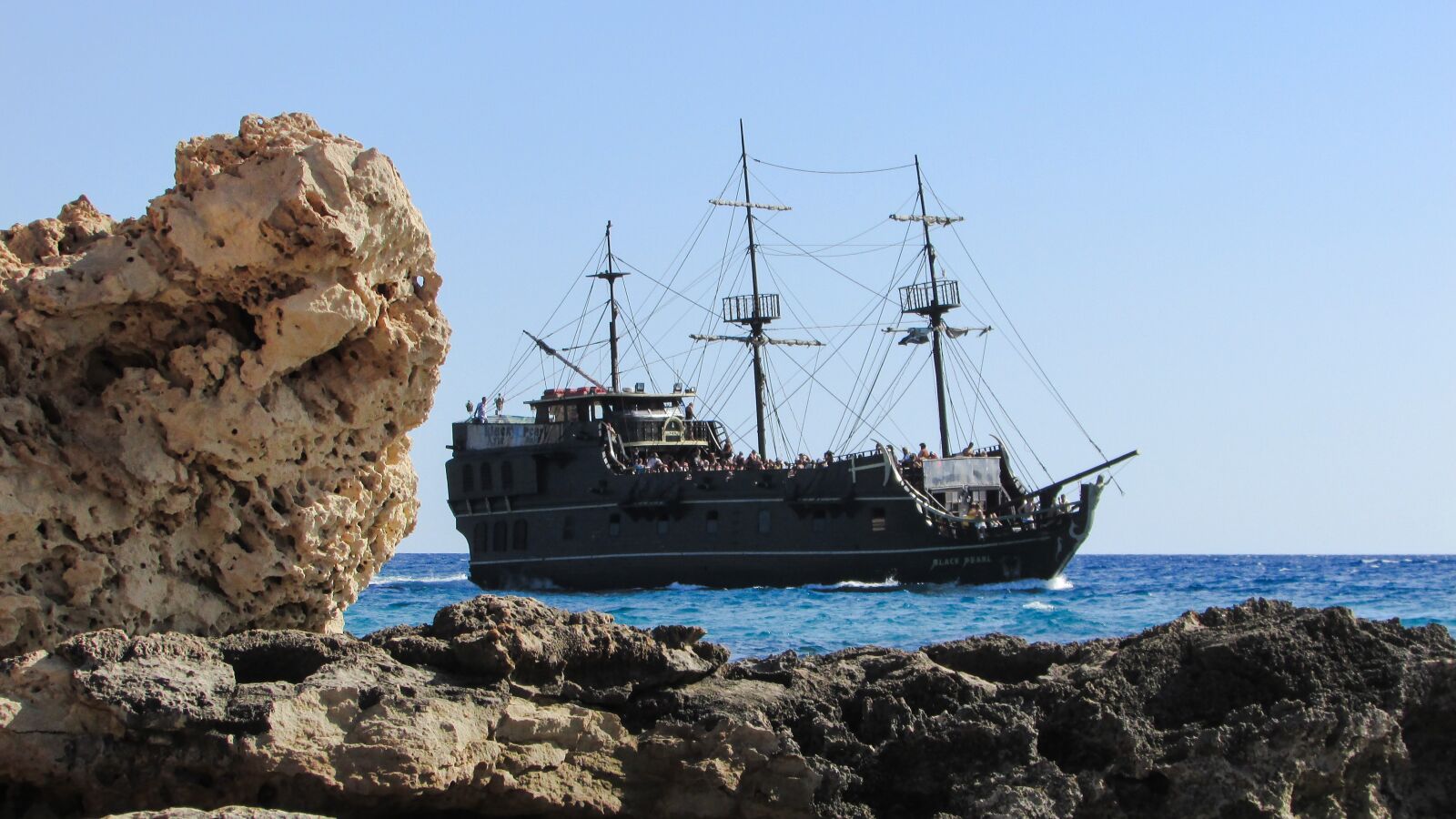 Canon PowerShot SX400 IS sample photo. Pirate ship, black pearl photography
