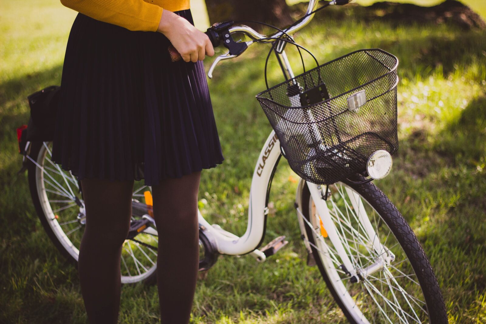 Canon EOS 600D (Rebel EOS T3i / EOS Kiss X5) + Canon EF 50mm F1.8 II sample photo. Bicycle, basket, girl photography