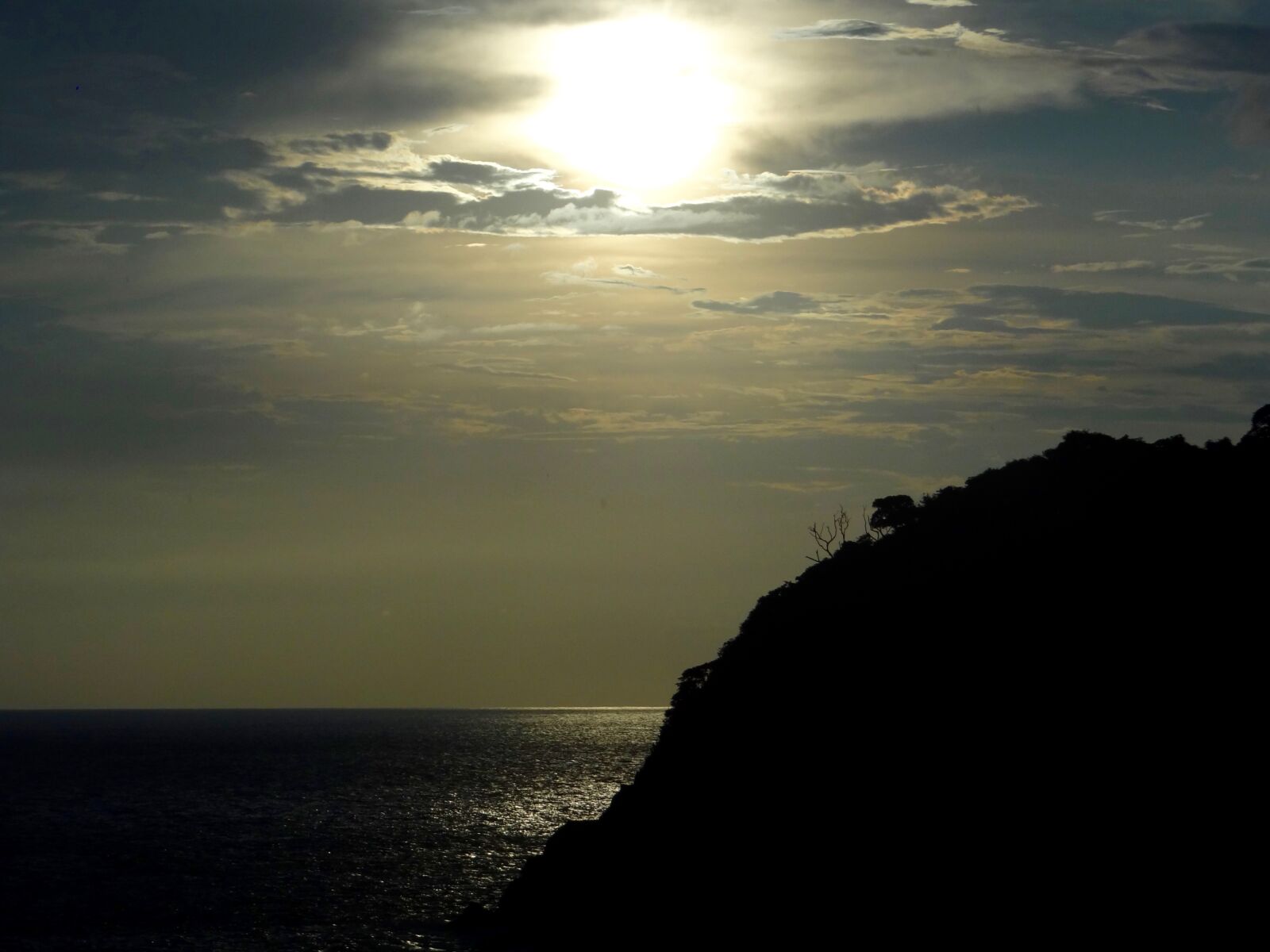 Sony Cyber-shot DSC-HX100V sample photo. Sunset, beach, broken photography