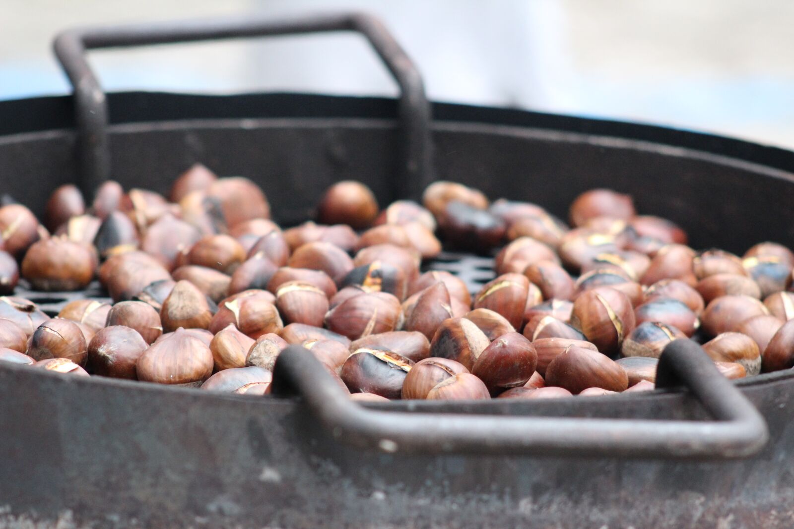 Canon EOS 1300D (EOS Rebel T6 / EOS Kiss X80) + Canon EF 75-300mm f/4-5.6 sample photo. Roasted chestnuts, chestnuts, feast photography