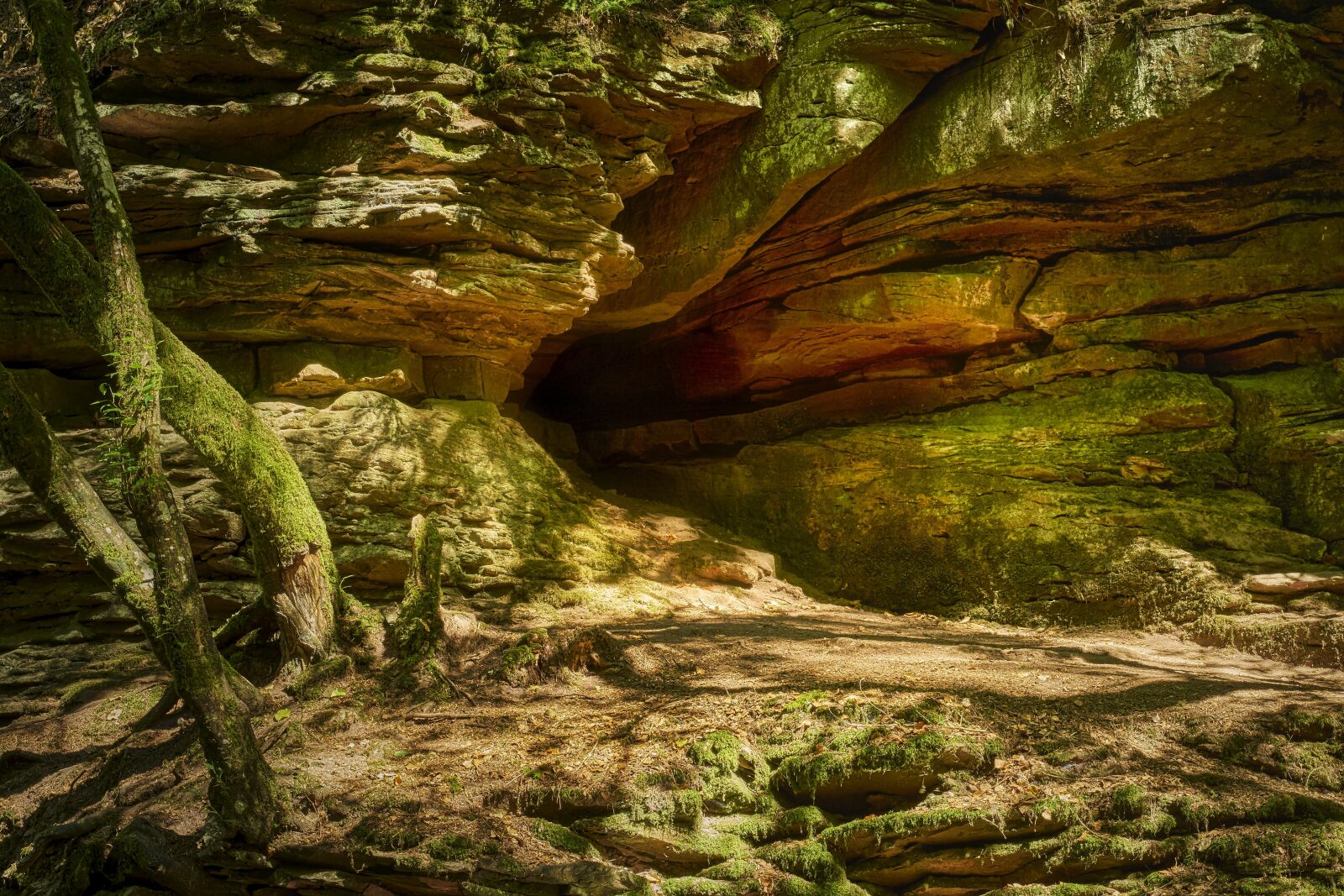 Zeiss Vario-Sonnar T* 24-70 mm F2.8 ZA SSM (SAL2470Z) sample photo. Cave, sand stone, stone photography