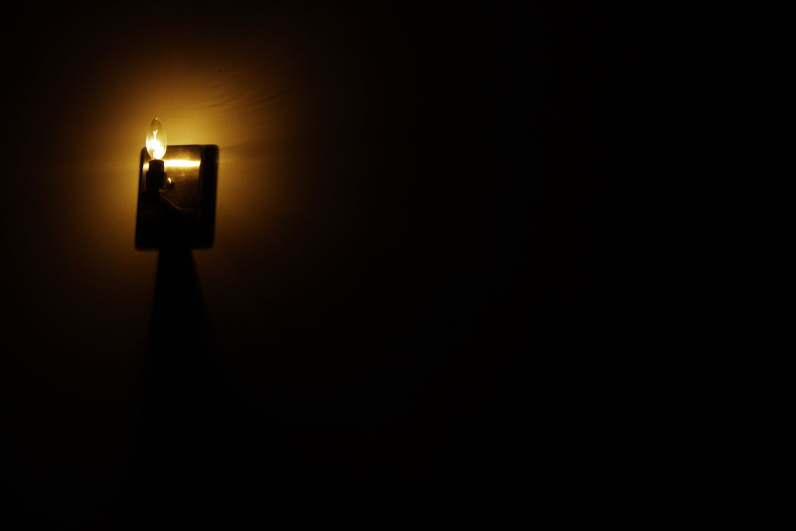 Canon EOS 1300D (EOS Rebel T6 / EOS Kiss X80) sample photo. Light, gloom, darkness photography