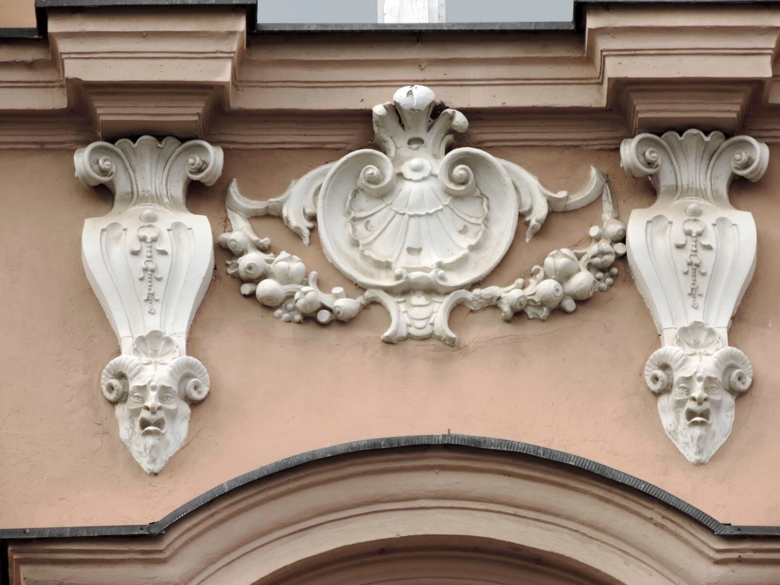 Nikon Coolpix P520 sample photo. Baroque, heraldry, window, architecture photography