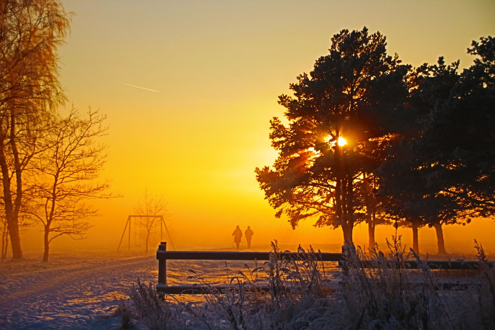 Canon EOS 760D (EOS Rebel T6s / EOS 8000D) sample photo. Sunset, two people, winter photography