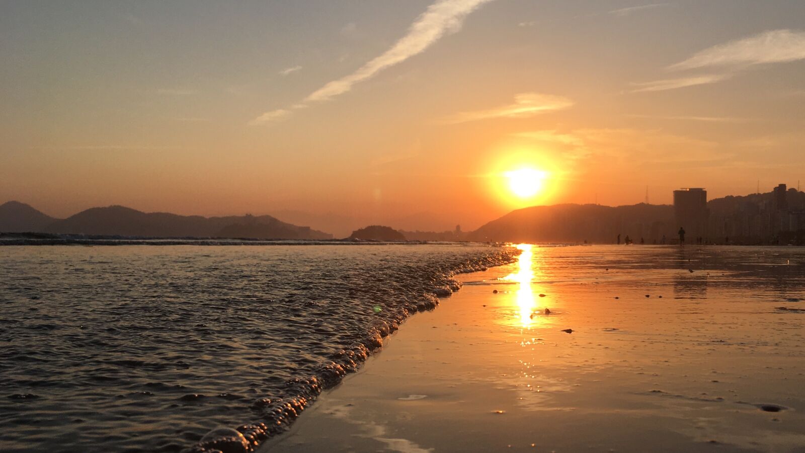 iPhone SE back camera 4.15mm f/2.2 sample photo. Beach, sol, summer photography