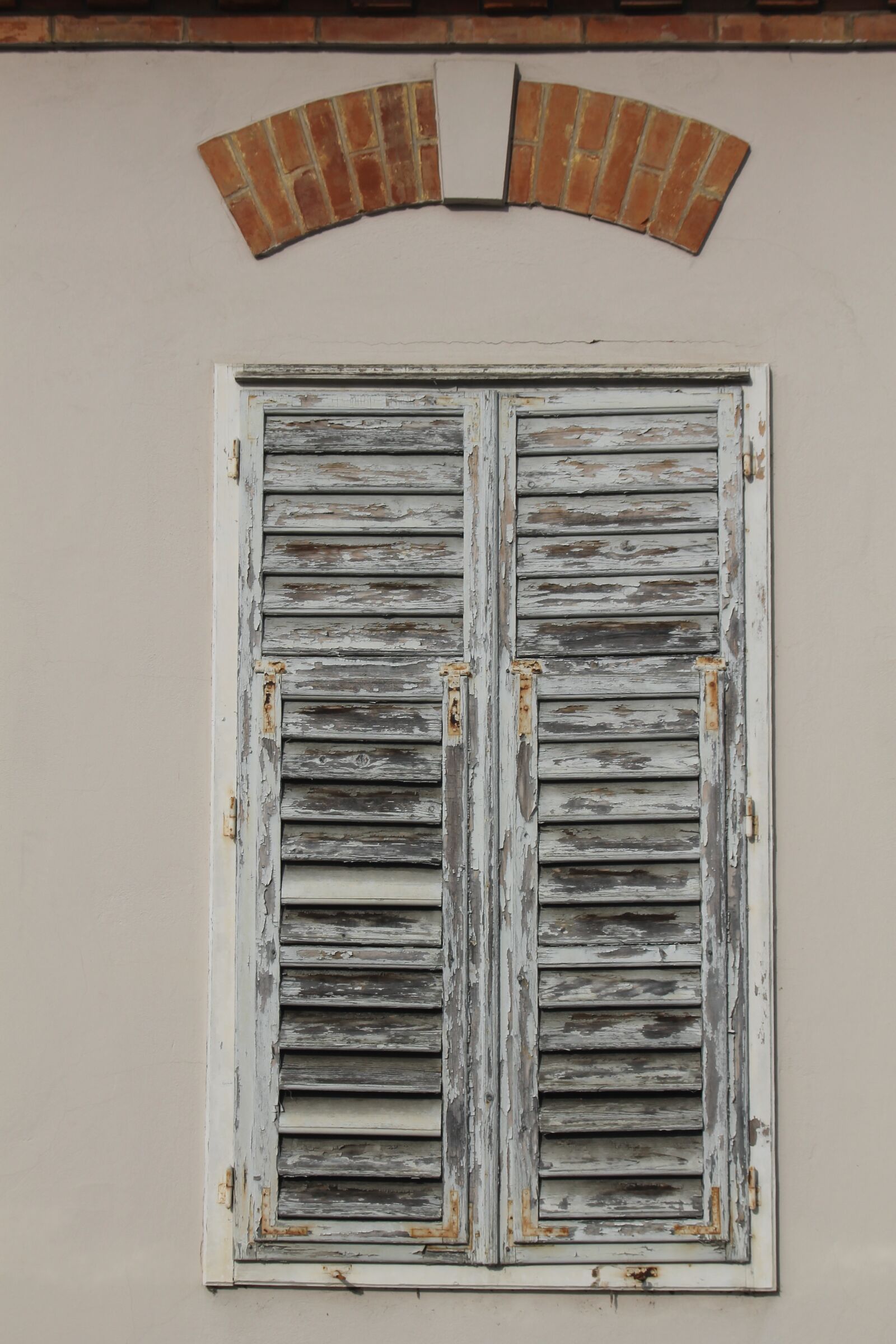 Canon EOS 1100D (EOS Rebel T3 / EOS Kiss X50) sample photo. Window, window bars, eyebrows photography