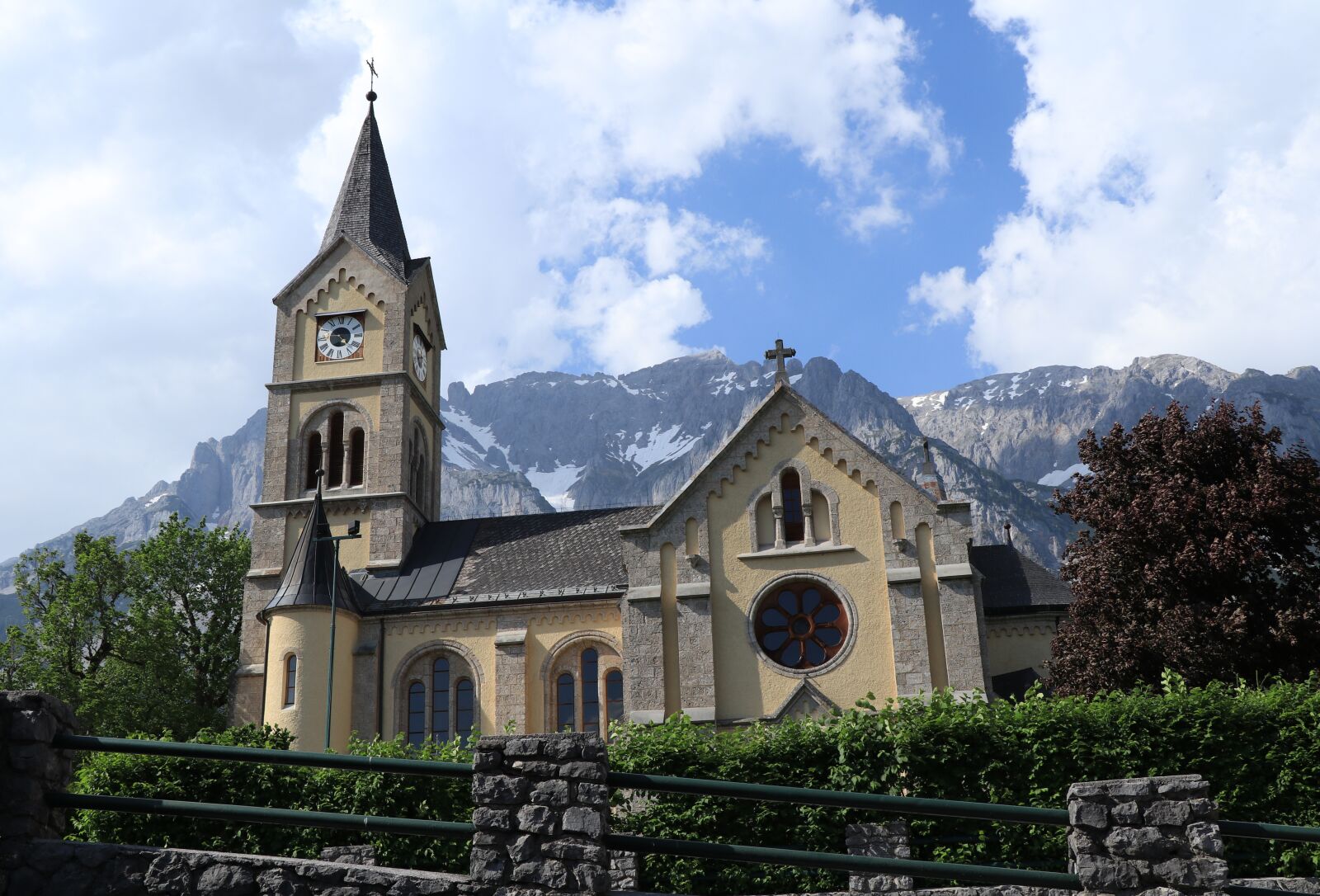 Canon EF-S 18-135mm F3.5-5.6 IS USM sample photo. Church, building, architecture photography