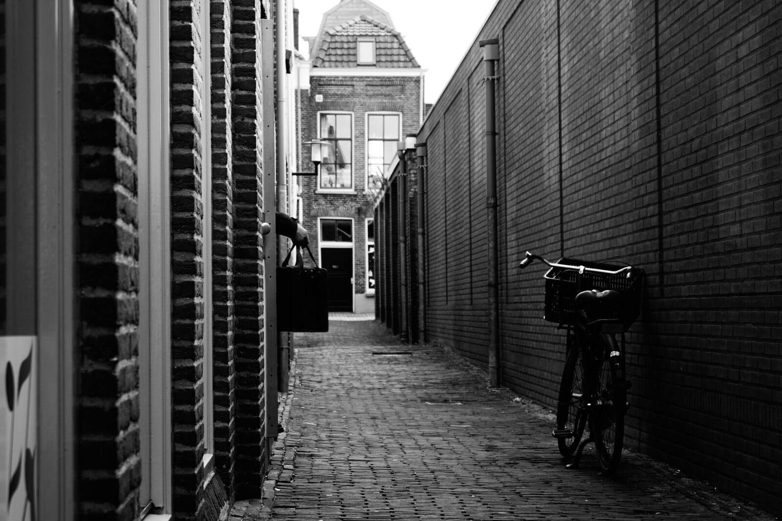 Sony ILCA-77M2 + Sony DT 18-55mm F3.5-5.6 SAM II sample photo. Alley, bicycle, bike, black photography