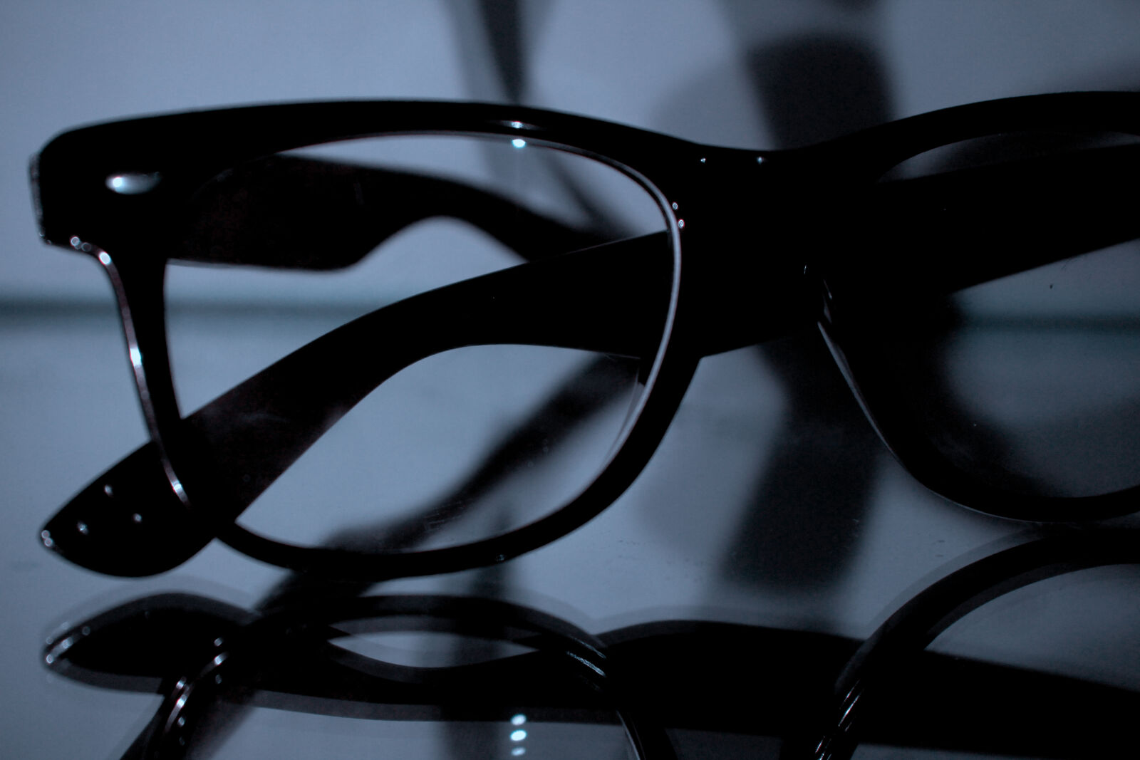 Canon EOS 1200D (EOS Rebel T5 / EOS Kiss X70 / EOS Hi) sample photo. Blue, cold, dark, glass photography