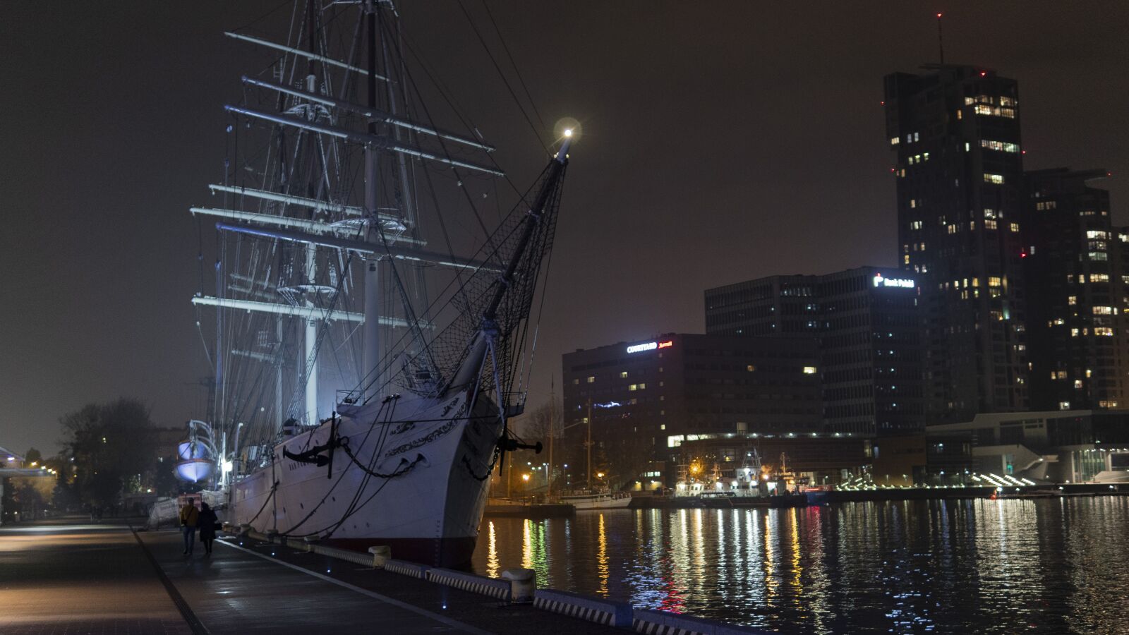 Sony a6500 sample photo. Gdynia, night, view photography