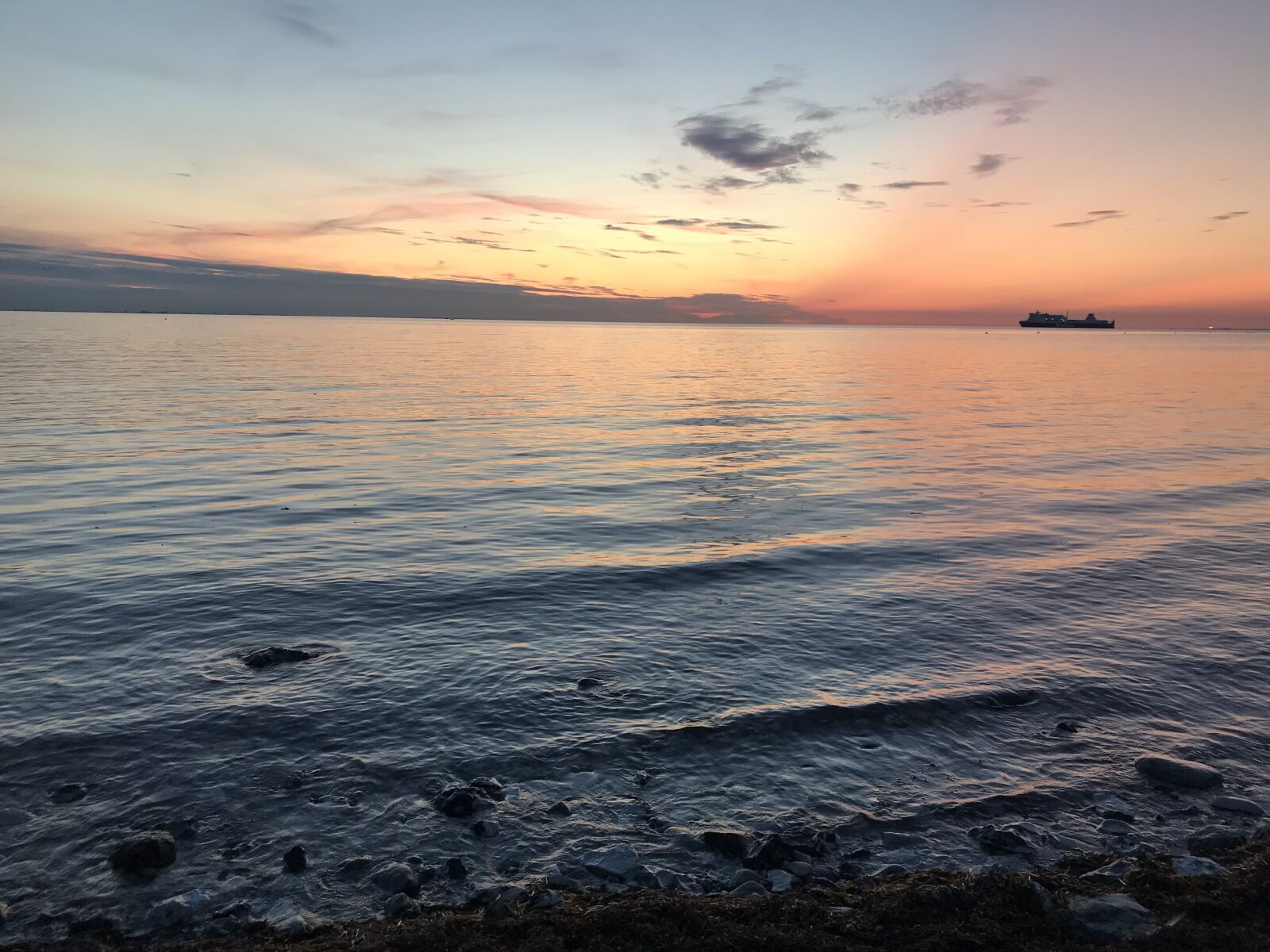 iPhone 7 back camera 3.99mm f/1.8 sample photo. Sundown, evening, ocean photography
