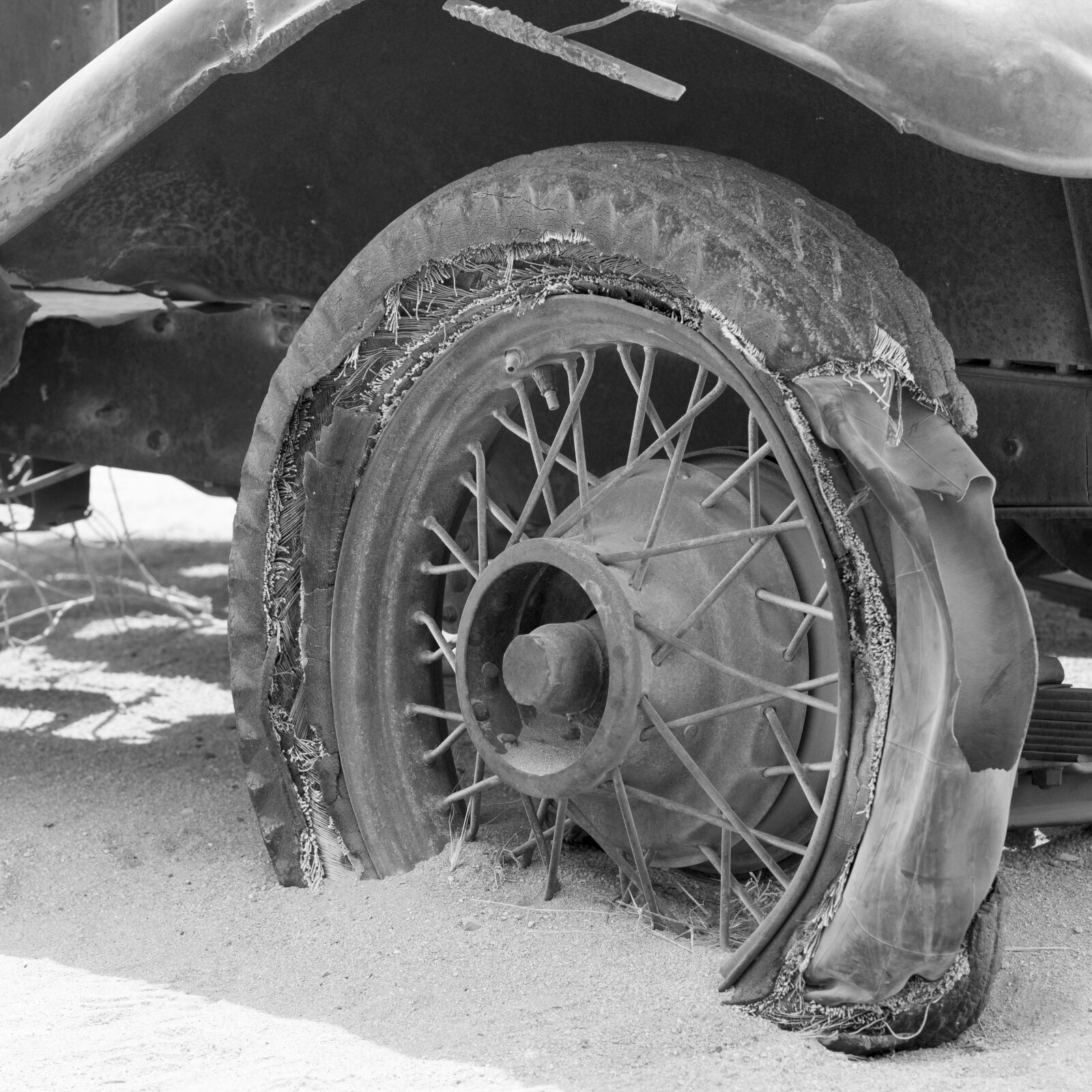 Olympus OM-D E-M1 + Olympus M.Zuiko Digital ED 75mm F1.8 sample photo. Old car, wreck, rust photography