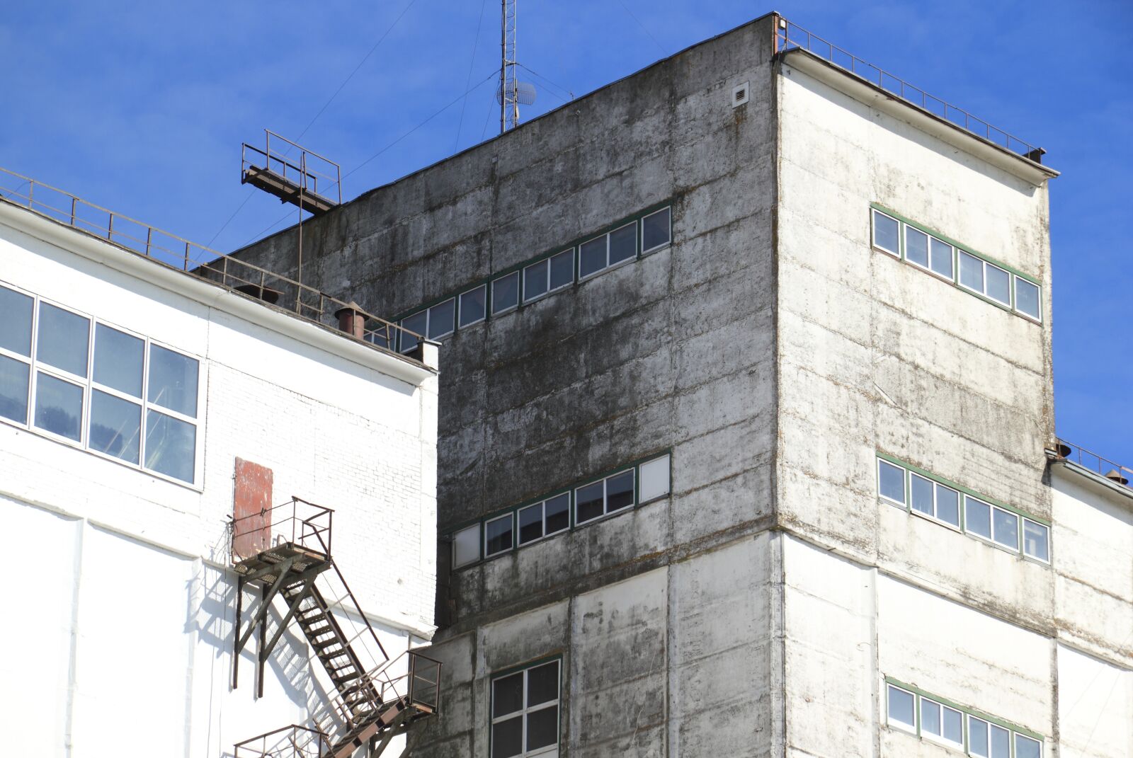 Canon EOS 550D (EOS Rebel T2i / EOS Kiss X4) sample photo. Lithuania, factory, building photography