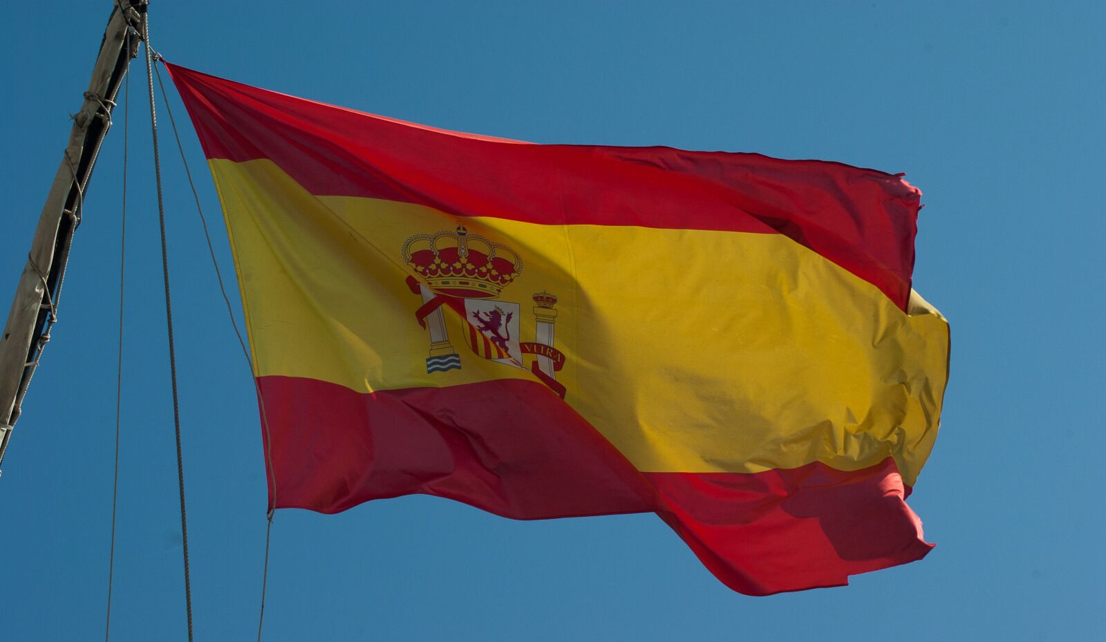 Tamron AF 70-300mm F4-5.6 Di LD Macro sample photo. Spain, flag, spanish flag photography