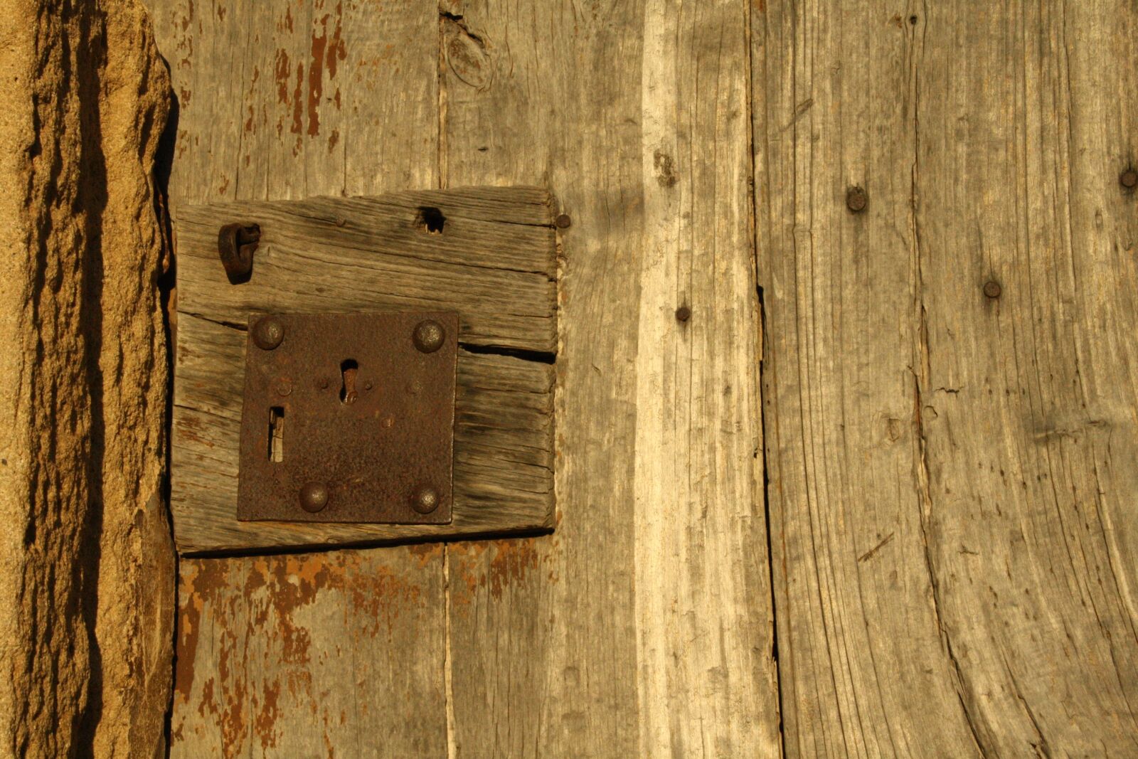 Canon EOS 1000D (EOS Digital Rebel XS / EOS Kiss F) sample photo. Door, lock, wood photography