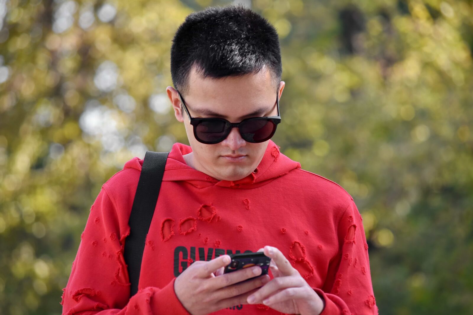 Nikon D5500 sample photo. Asian, boy, cellphone, chinese photography