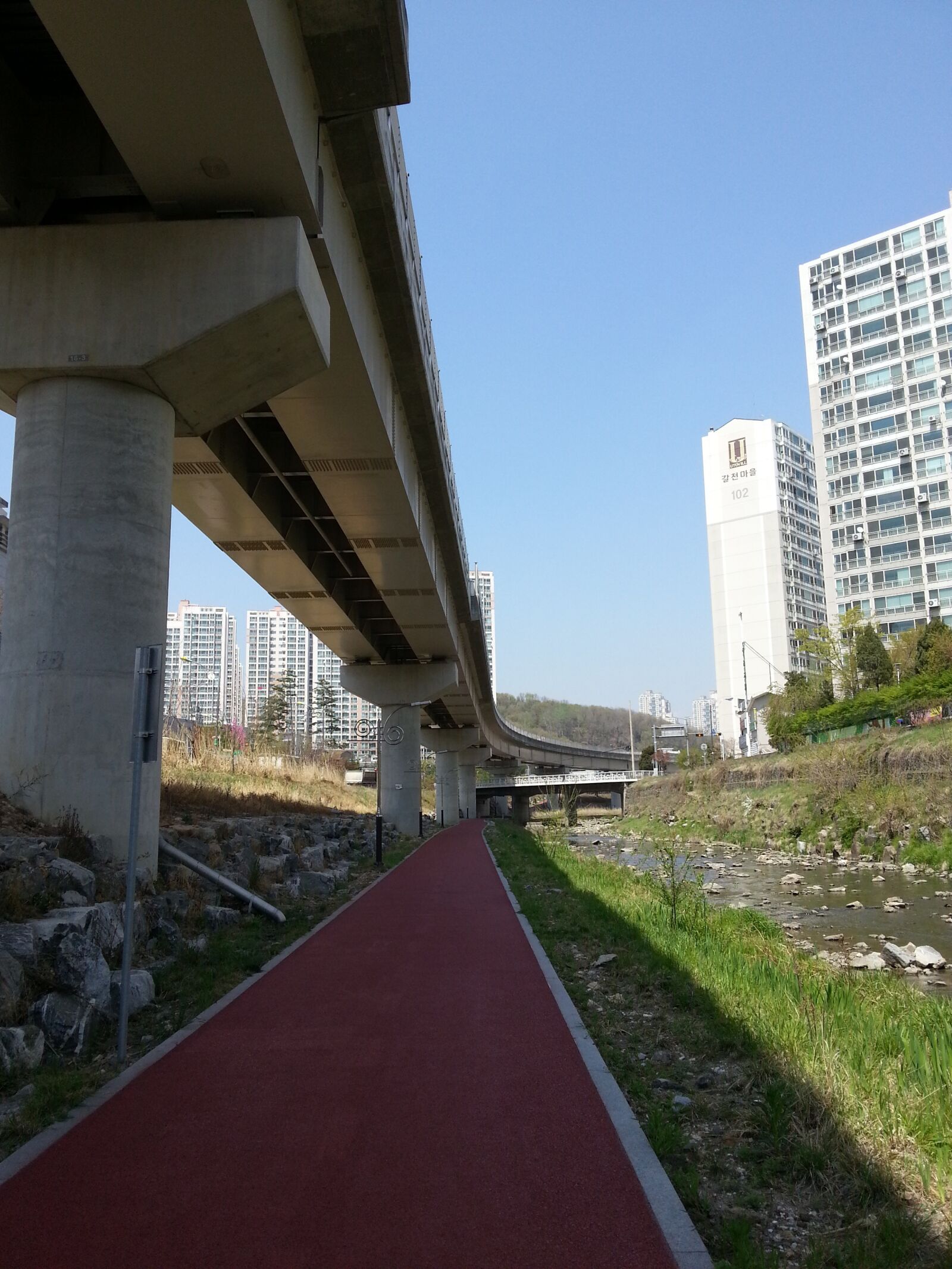 Samsung Galaxy Note2 sample photo. For humans by train photography