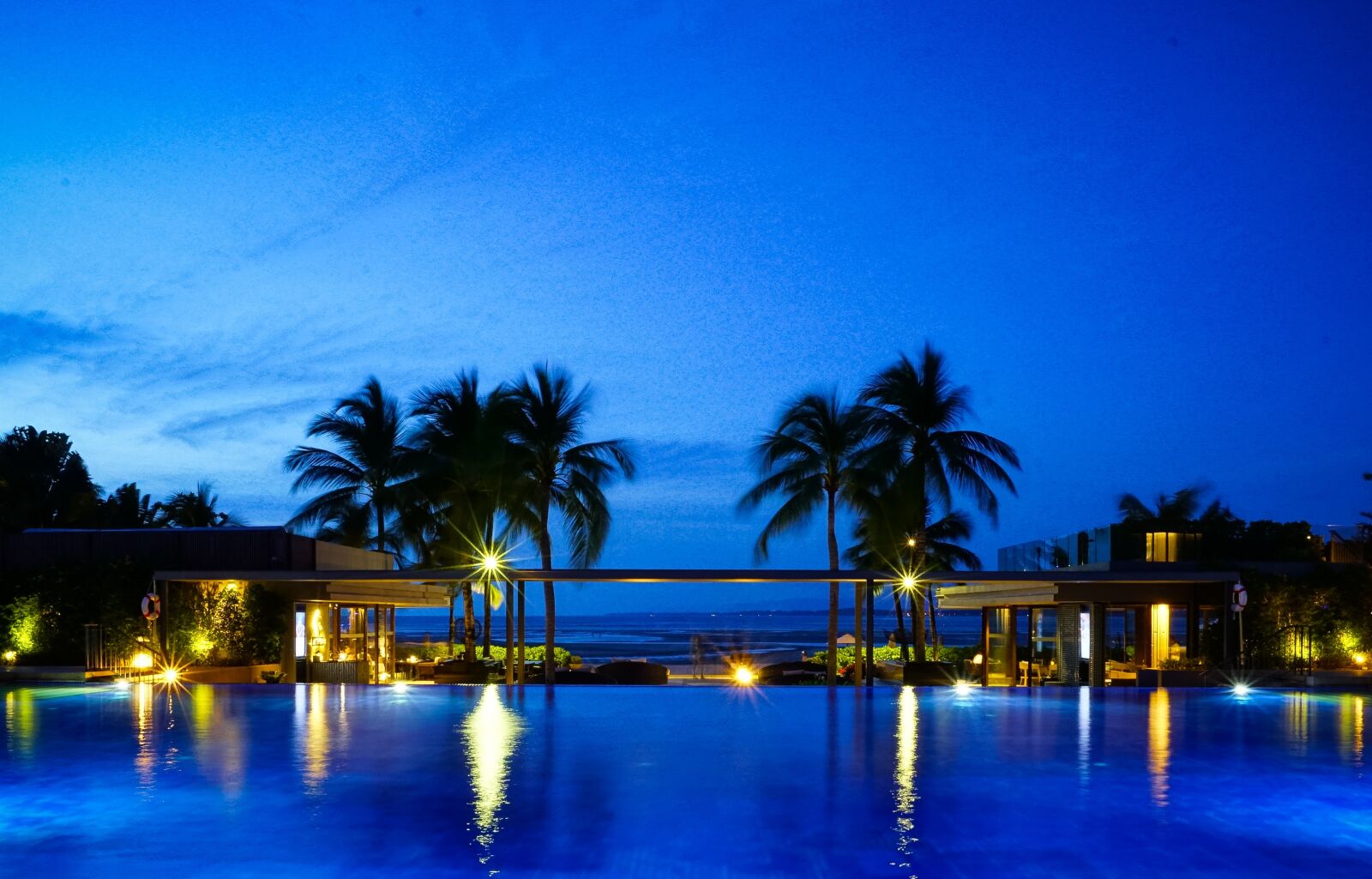 Sony a7R II + Sony Vario-Tessar T* FE 16-35mm F4 ZA OSS sample photo. Pool, swimming pool, swim photography