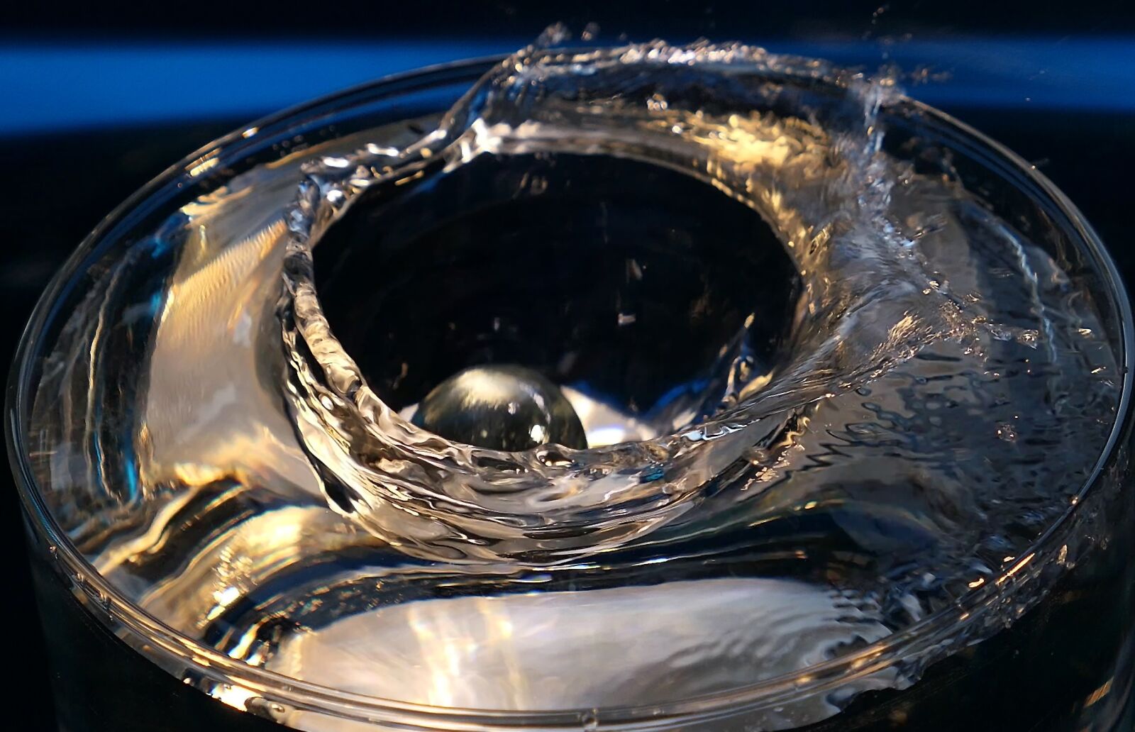 Panasonic Lumix DMC-LX10 (Lumix DMC-LX15) sample photo. Water, fontaine, ball photography
