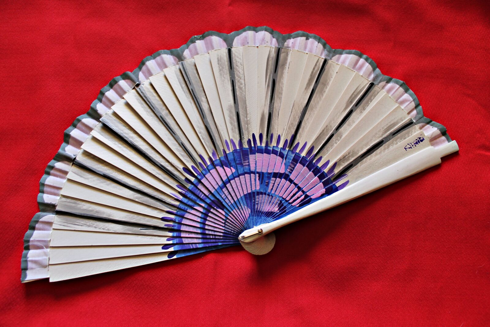 Canon EOS 1100D (EOS Rebel T3 / EOS Kiss X50) sample photo. Fan, tradition, women photography