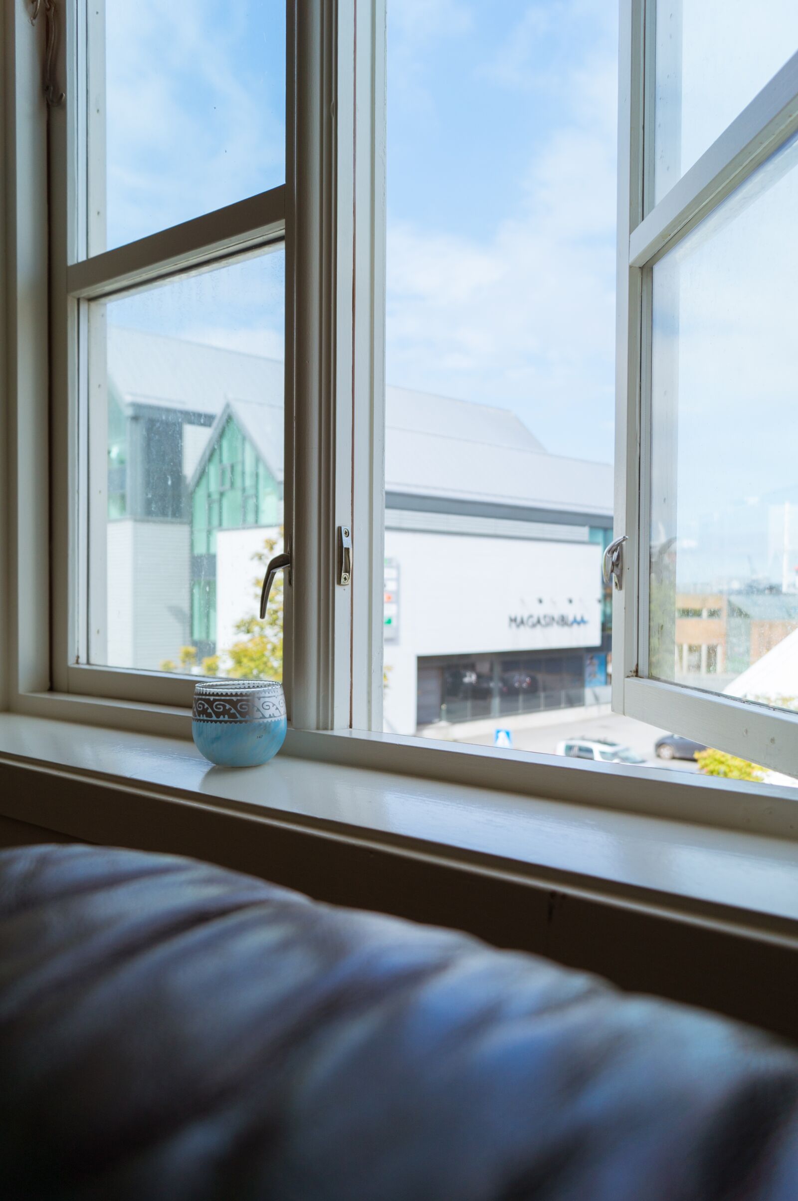 Sony SLT-A57 sample photo. Window, windows, blue sky photography