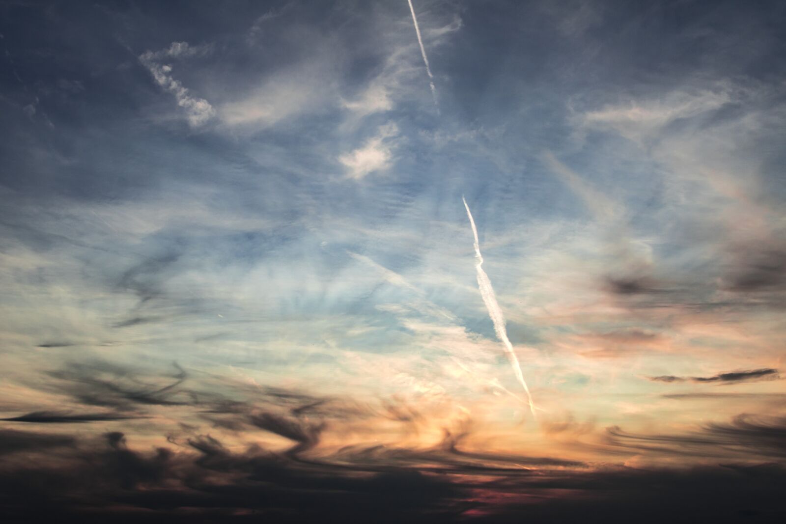 Canon EOS 750D (EOS Rebel T6i / EOS Kiss X8i) sample photo. Sky, clouds, contrail photography