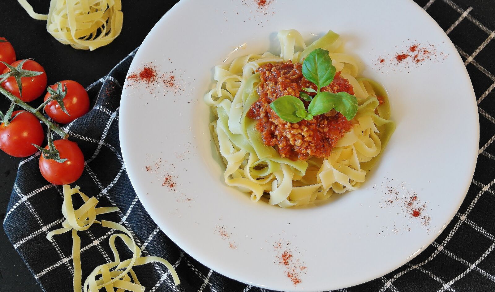 Samsung NX20 sample photo. Noodles, pasta, tagliatelle photography