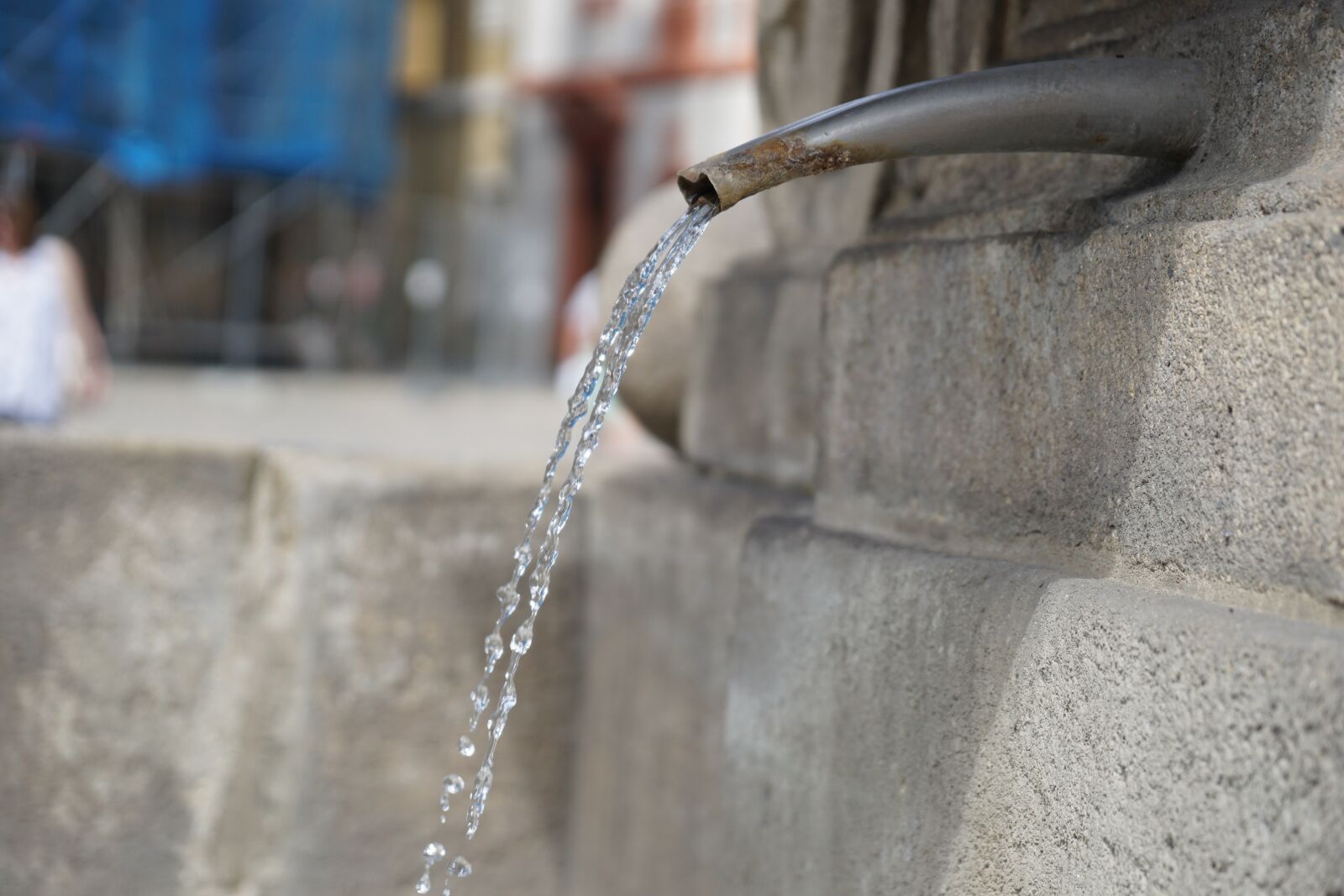 Sony a6000 + Sony Vario-Tessar T* E 16-70mm F4 ZA OSS sample photo. Fountain, water, old photography